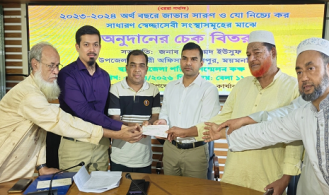 ফুলপুরে সমাজকল্যাণ পরিষদের অনুদানের চেক বিতরণ