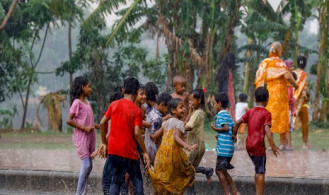 বৃষ্টির সময় নিরাপদে থাকতে যা করবেন
