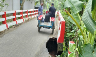 ভারী বৃষ্টিতে সড়কে ধস, ঝুঁকি নিয়ে চলছে যানবাহন