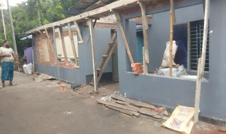 রাস্তার উপর পাকা স্থাপনা নির্মাণের অভিযোগ