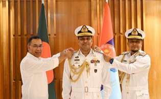 নতুন নৌপ্রধানকে ভাইস অ্যাডমিরাল র‍্যাংক ব্যাজ পরালেন প্রধানমন্ত্রী