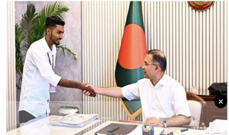 রক্তমাখা পতাকা প্রধানমন্ত্রীকে উপহার দিলেন জুলাই যোদ্ধা আজিজুর রহমান 