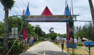 টুঙ্গিপাড়ায় দুপুরে ৩৬  জুলাই’র তোরণ নির্মাণ রাতে আগুন