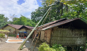 চিৎমরমে দুই বছর ধরে ঝুঁকির মুখে ৩৫ পরিবার: বসতঘর ও রাস্তায় পড়ে আছে বিদ্যুতের খুঁটি ও তার