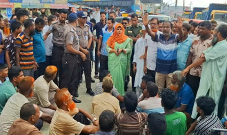 গ্যাসের না পাওয়ায় সড়ক অবরোধ, দীর্ঘ যানজটে যাত্রীদের ভোগান্তি