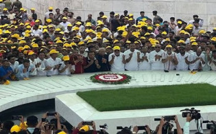 প্রতিষ্ঠাবার্ষিকীতে শহীদ জিয়া-খালেদা জিয়ার সমাধিতে স্বেচ্ছাসেবক দলের শ্রদ্ধা