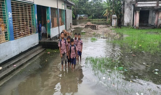 হাঁটু পানিতে ডুবে আছে গ্রাম, ঘরবাড়ি থেকে বিদ্যালয় এমনকি কবরস্থানও 