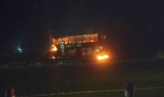 ফরিদপুরে পুলিশের জব্দকৃত বাসে আগুন