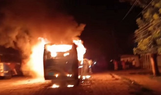 গভীর রাতে পার্কিং করা বাসে আগুন 