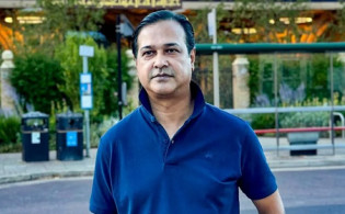 সংগীতশিল্পী আসিফ আকবরের গাড়ি লক্ষ্য করে গুলি