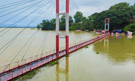 কাপ্তাই হ্রদে পানি বেড়ে ডুবে গেছে রাঙ্গামাটি ঝুলন্ত সেতু