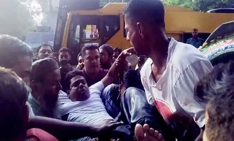 শাহবাগে শিক্ষকদের ছত্রভঙ্গ করে দিল পুলিশ, আহত অনেকে