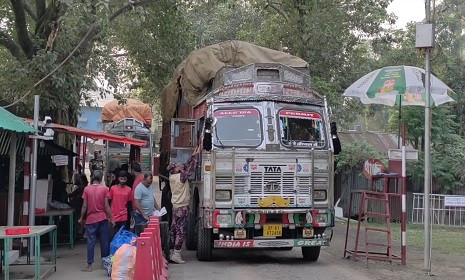 হিলি বন্দর  দিয়ে ফের পেঁয়াজ আমদানি শুরু, কমেছে দাম