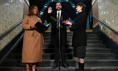 কোরআন ছুঁয়ে নিউইয়র্কের মেয়র হিসেবে শপথ নিলেন মামদানি