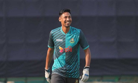 ৬ কোটি ৪৪ লাখ রুপিতে লাহোরে ফিরলেন মোস্তাফিজ