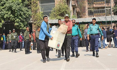 কেন্দ্রে কেন্দ্রে যাচ্ছে ব্যালটসহ ভোটের উপকরণ