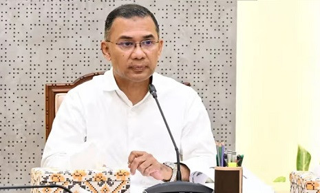 নিজ দপ্তরে লাইট ও এসির মাত্রা কমালেন প্রধানমন্ত্রী