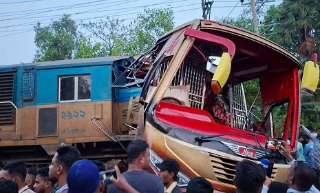 গত ১০ দিনে সড়কে ঝরল ২৭৪ প্রাণ