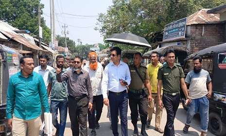 সালথায় স্বপ্নের সেতুর স্থান পরিদর্শনে নির্বাহী প্রকৌশলী ও উপজেলা নির্বাহী অফিসার