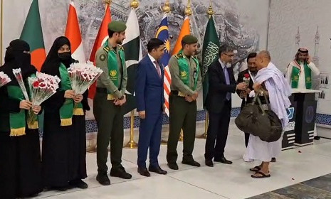 ৪১৮ হজযাত্রী নিয়ে জেদ্দায় বাংলাদেশের প্রথম ফ্লাইট 