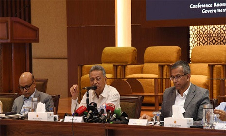 ‘গর্তে পড়া অর্থনীতি টেনে তোলার সংগ্রামে লিপ্ত সরকার’