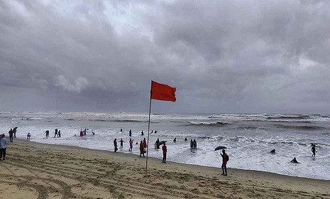 ৩ অঞ্চলে ঝড়ের আভাস, নদীবন্দরে সতর্কতা জারি