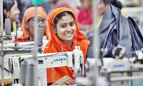 রাজধানী ছাড়ছেন পোশাক শ্রমিকরা, ছুটি ১০৮ কারখানার