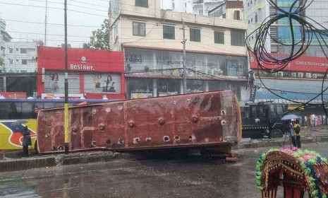 ঢাকার নর্দায় সড়ক দুর্ঘটনায় নিহত ৩