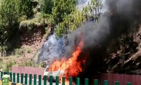পাকিস্তানে পর্যটকবাহী ভ্যান খাদে, নিহত ১০