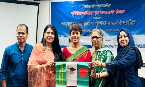 এভারেস্ট বিজয়ী বাংলাদেশি নিম্নির পতাকা প্রত্যার্পণ