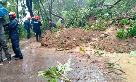 টানা বর্ষণে কাপ্তাইয়ে বিদ্যুৎ উৎপাদনে স্বস্তি, পাহাড় ধসে চার ঘণ্টা বিচ্ছিন্ন যোগাযোগ