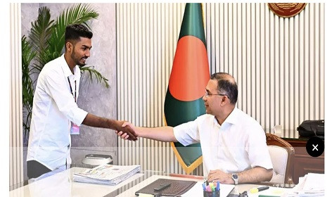 রক্তমাখা পতাকা প্রধানমন্ত্রীকে উপহার দিলেন জুলাই যোদ্ধা আজিজুর রহমান 