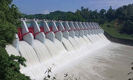 রাত ৮টায় খুলে দেওয়া হয়েছে কাপ্তাই বাঁধের ১৬ জলকপাট