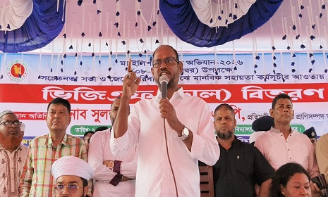 ‘একটি ছোট ইলিশের ডিমে দেড়-দুই লাখ ইলিশের বাচ্চা হয়’