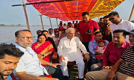 মধুমতির বুকে বৈঠার ঝংকার, নৌকা বাইচ ও গ্রামীণ মেলায় মানুষের ঢল 