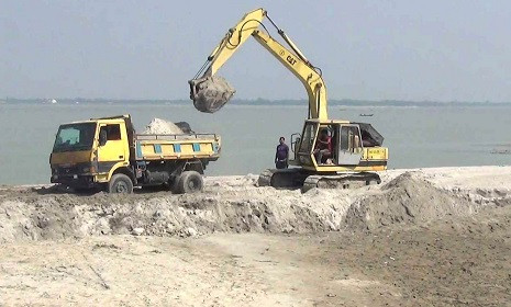 অবৈধ বালু উত্তোলন বন্ধ ও পদ্মা সেতু রক্ষায় রিট