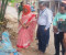 কবরাস্থানের পাশে খোলা আকাশে বাস করা নারীর পাশে ইউএনও