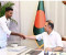 রক্তমাখা পতাকা প্রধানমন্ত্রীকে উপহার দিলেন জুলাই যোদ্ধা আজিজুর রহমান 