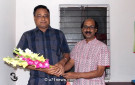 উত্তরাধিকার ৭১ নিউজের ব্যবস্থাপনা সম্পাদক সৈয়দ কামালুর রহমান খোকনকে ফুলের শুভেচ্ছা জানান উত্তরাধিকার ৭১ নিউজের সম্পাদক প্রবীর সিকদার।