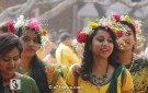 ঋতুরাজ বসন্তকে বরণ করে নেওয়ার সেই মাহেন্দ্রক্ষণ। শুক্রবার সকালে বকুল তলার বসন্তবরণ। 
