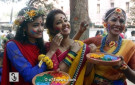 ঋতুরাজ বসন্তকে বরণ করে নেওয়ার সেই মাহেন্দ্রক্ষণ। শুক্রবার সকালে বকুল তলার বসন্তবরণ। 