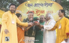 ঋতুরাজ বসন্তকে বরণ করে নেওয়ার সেই মাহেন্দ্রক্ষণ। শুক্রবার সকালে বকুল তলার বসন্তবরণ। 