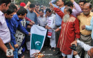 বাংলাদেশে যুদ্ধাপরাধীদের ফাঁসি কার্যকর নিয়ে পাকিস্তানের বিরুপ মন্তব্যের প্রতিবাদে শনিবার জাতীয় প্রেসক্লাবের সামনে মানববন্ধন ও পাকিস্তানের পতাকায় অগ্নিসংযোগ করে বঙ্গবন্ধু ফাউন্ডেশন